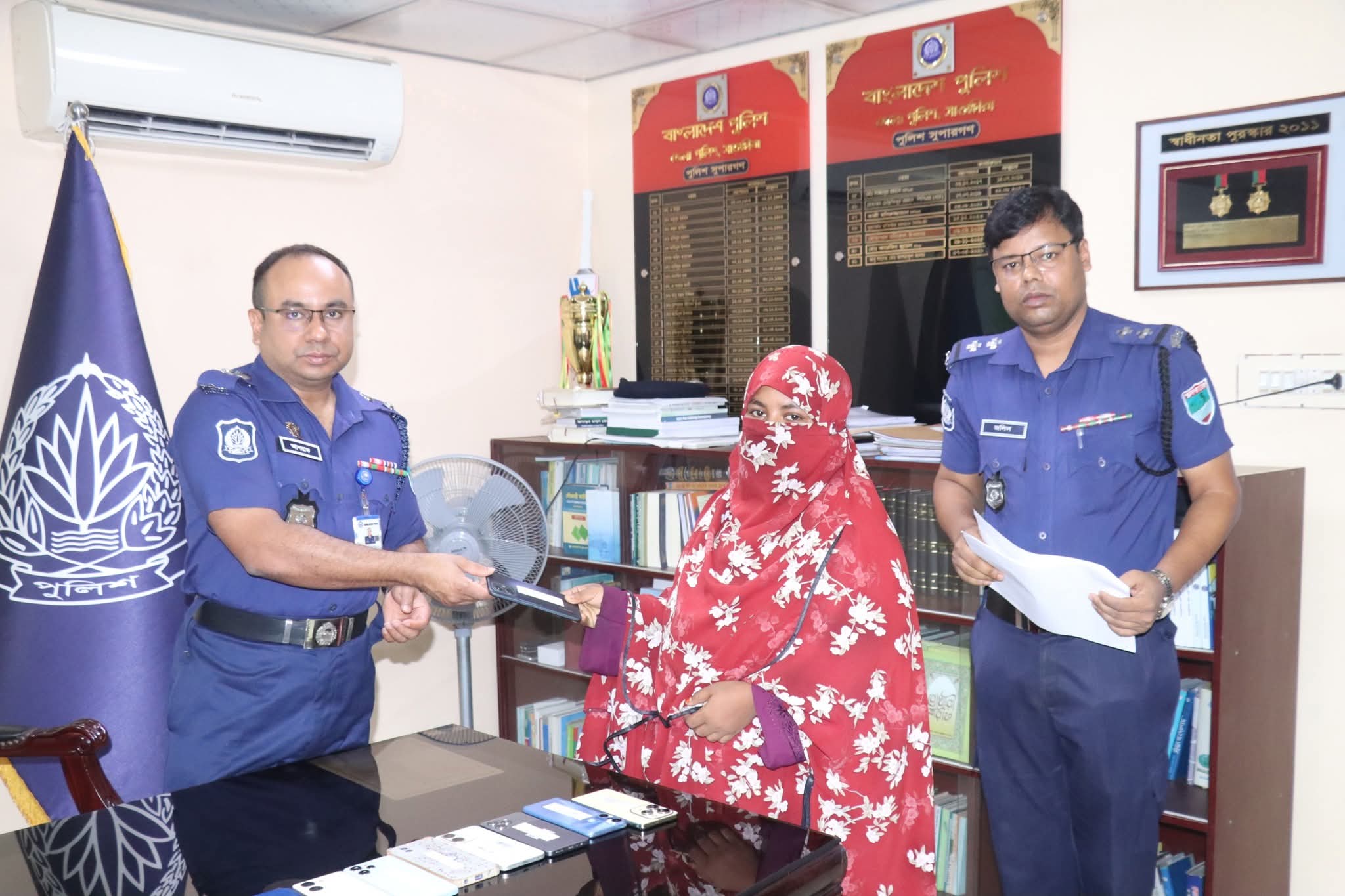 সাতক্ষীরায় সাইবার টিম কর্তৃক উদ্ধারকৃত মোবাইল ও টাকা হস্তান্তর