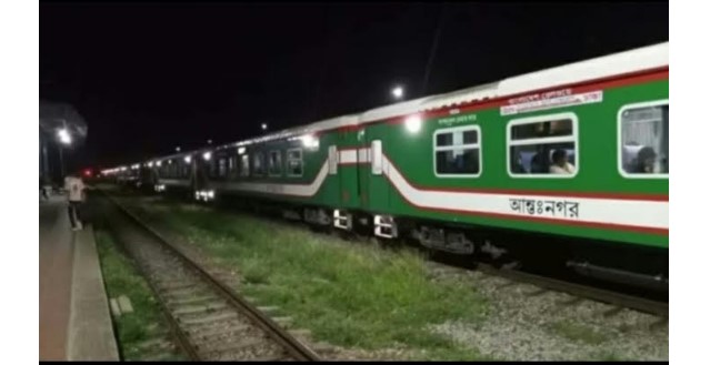 অবশেষে ৩ ঘণ্টা পর ছেড়ে গেলো সোনার বাংলা এক্সপ্রেস, চট্টগ্রামের সঙ্গে ট্রেন চলাচল শুরু