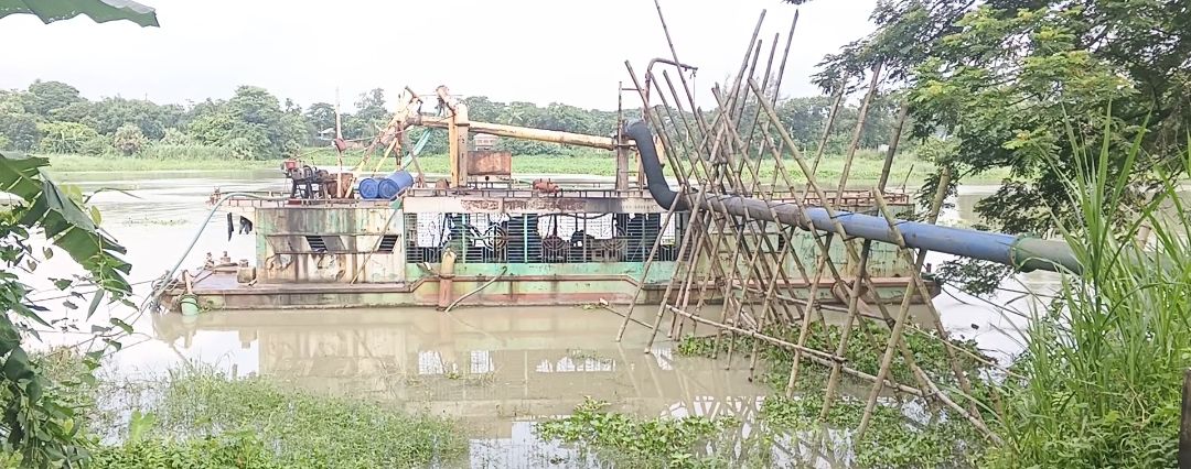আশুলিয়ায় ড্রেজারে পিস্তল ও বগি ছিনি ঠেকিয়ে দুর্ধর্ষ ডাকাতি