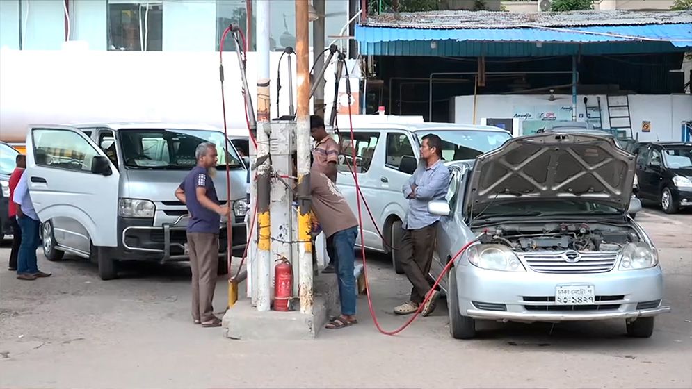 রাজধানীতে সিএনজি ফিলিং স্টেশনে তীব্র গ্যাস সংকট