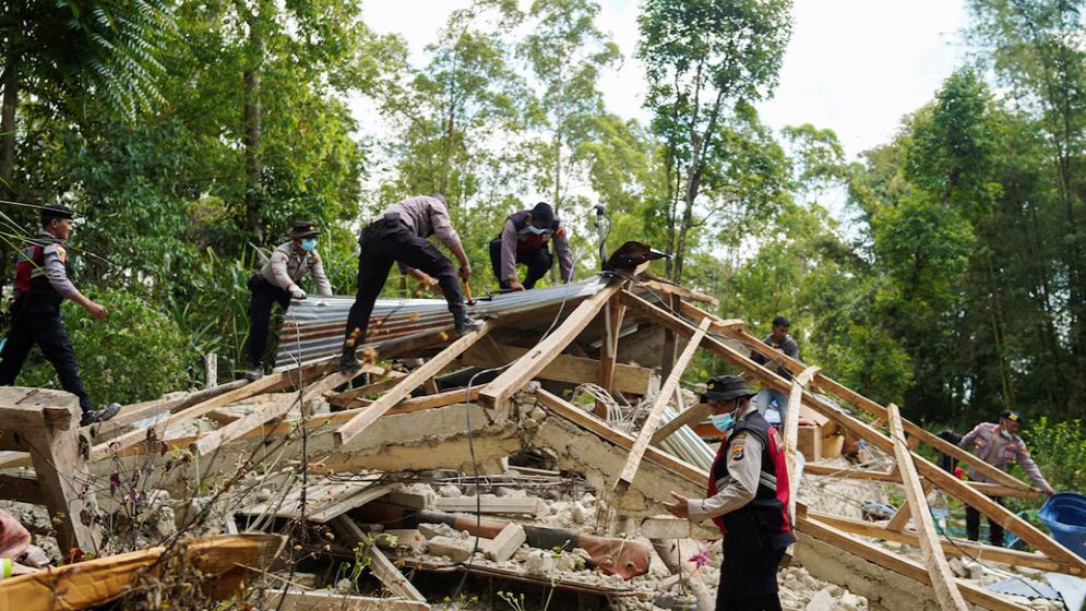 ইন্দোনেশিয়ায় ৭.৭ মাত্রার ভূমিকম্পে নিহত বেড়ে ৫১