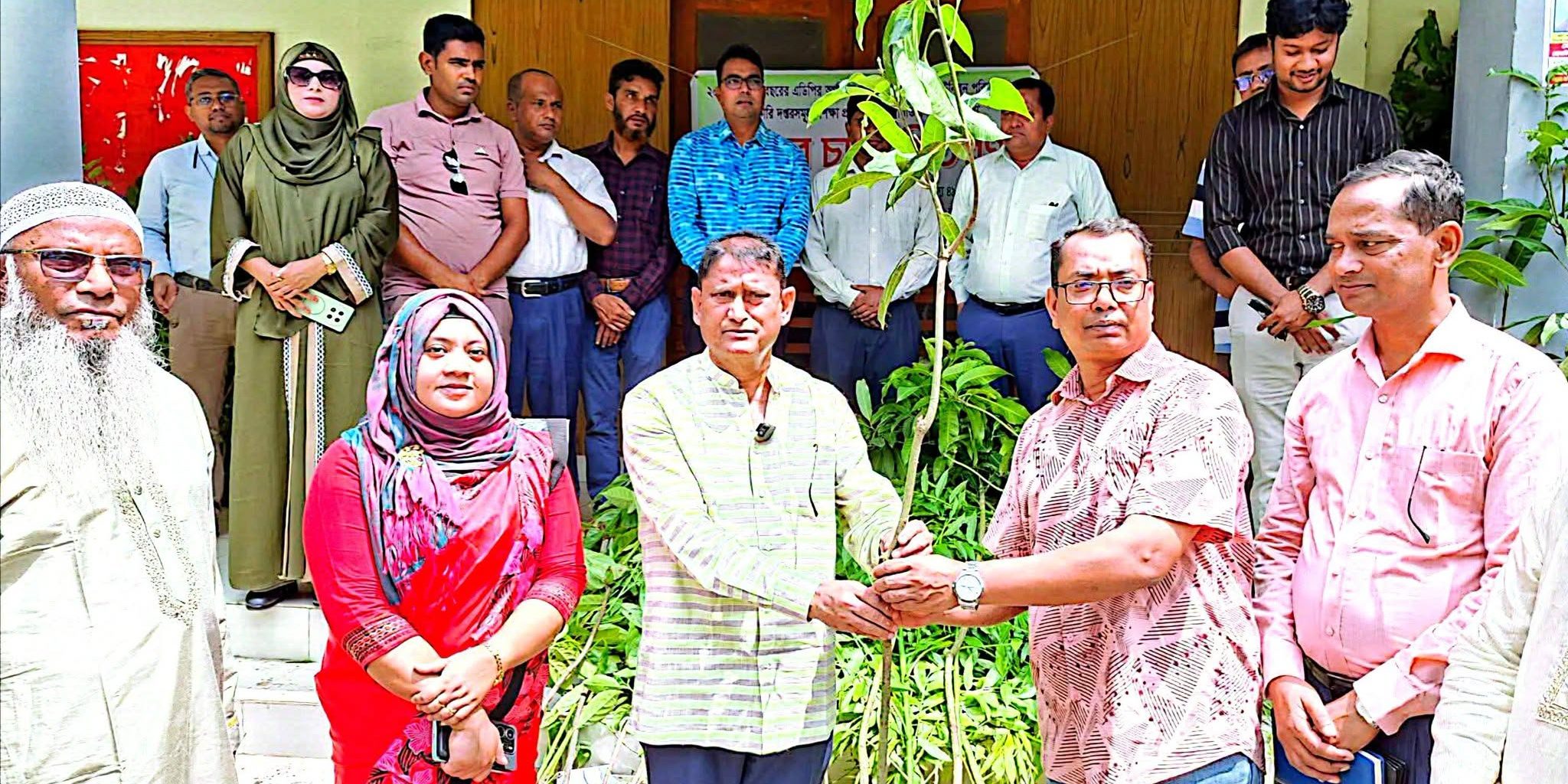 মান্দায় এডিপির অর্থায়নে গাছের চারা, সিলিং ফ্যান ও নেবুলাইজার সলিউশন বিতরণ
